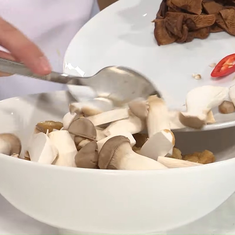 Bước 2 Pha sốt và ướp tàu hũ ky Tàu hũ ky xào nấm