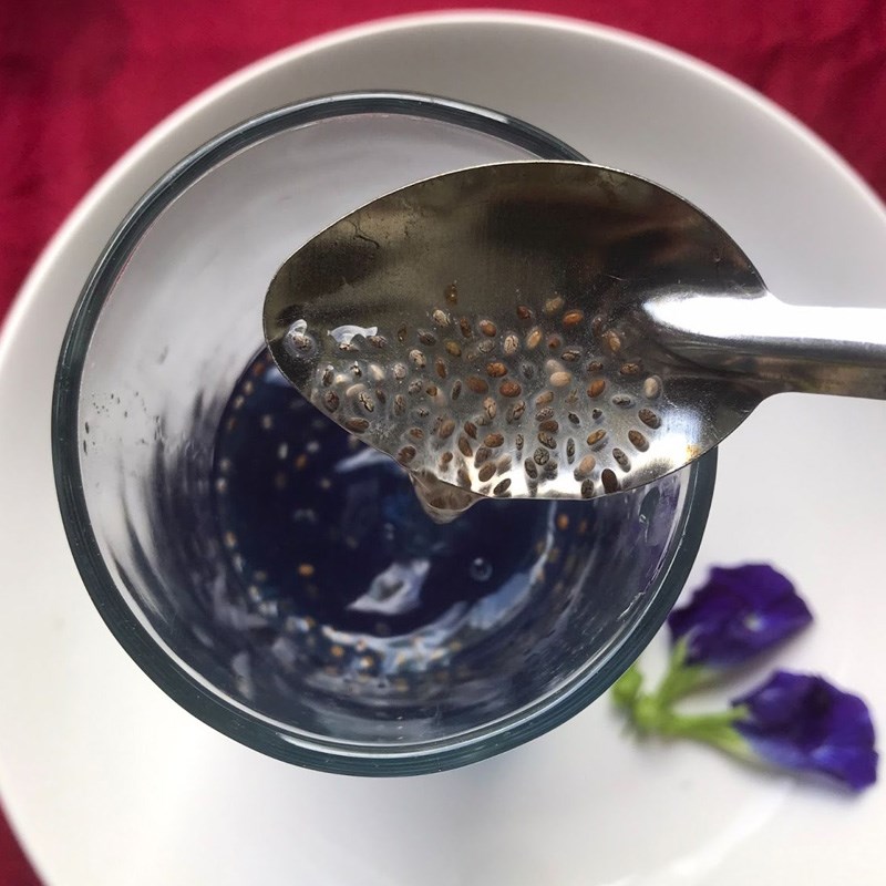 Bước 2 Pha trà Trà hoa đậu biếc hạt chia