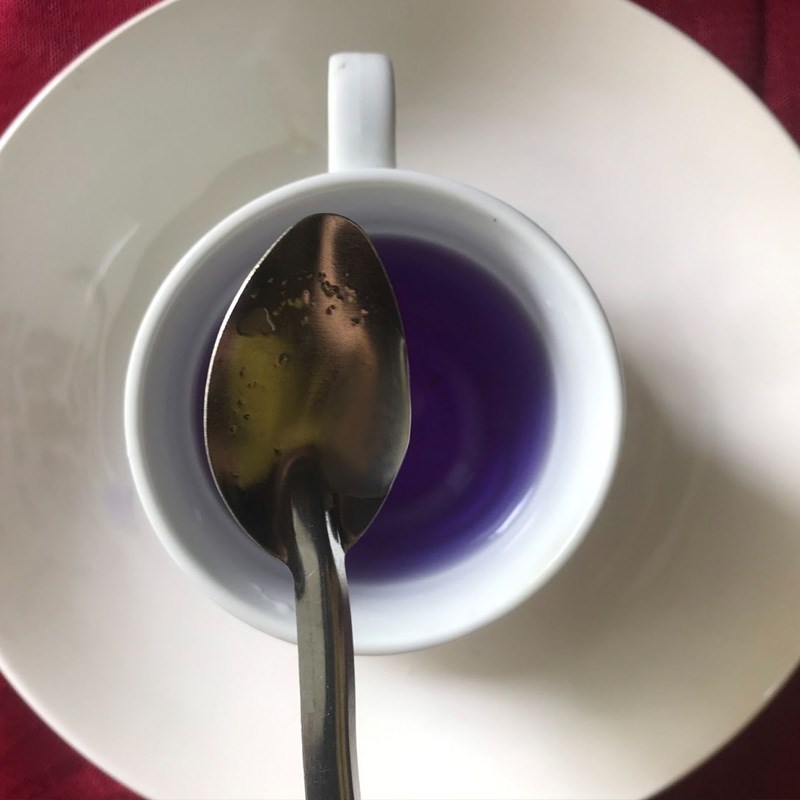 Bước 2 Pha trà Trà hoa đậu biếc chanh
