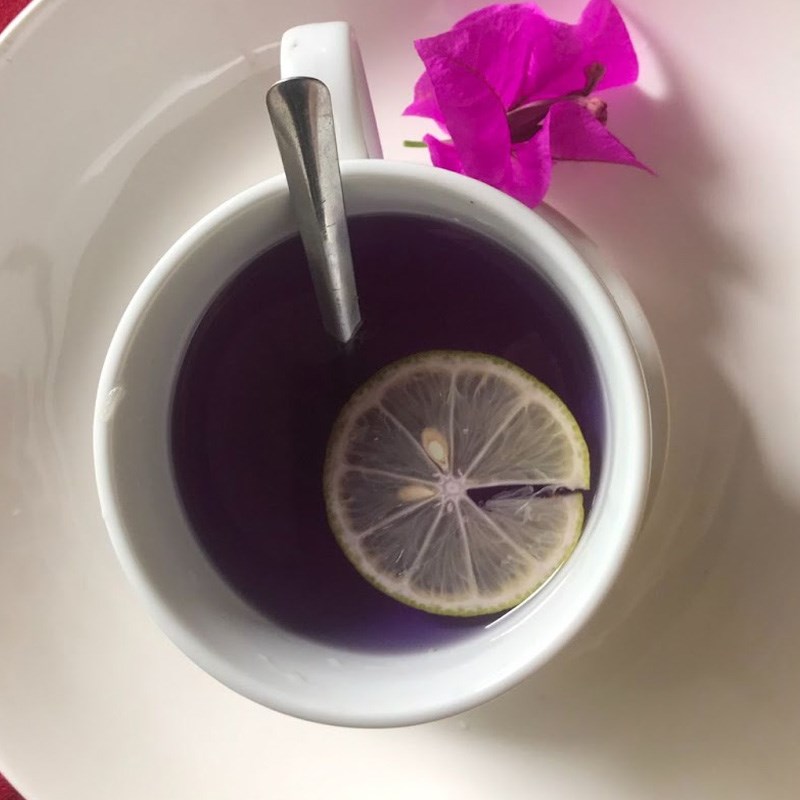 Bước 2 Pha trà Trà hoa đậu biếc chanh