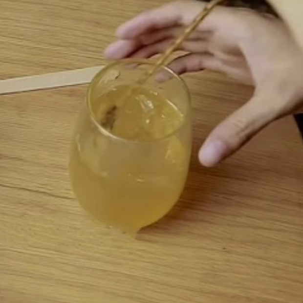 Bước 2 Pha trà hoa cúc với mật ong Trà hoa cúc mật ong