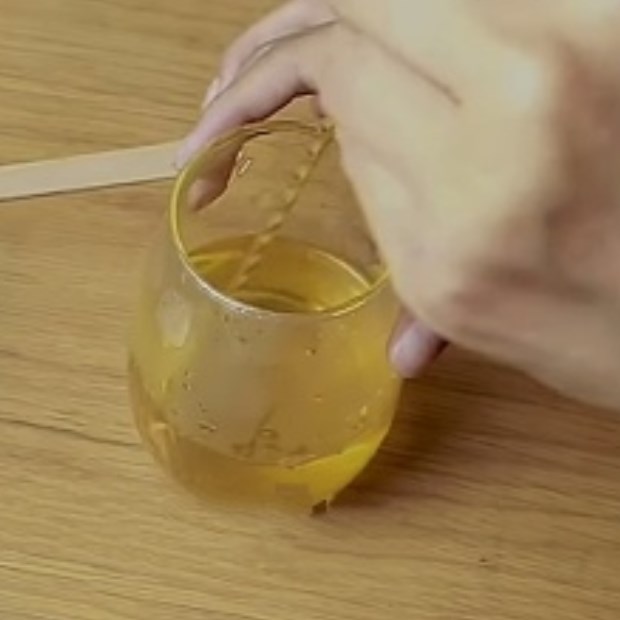 Bước 2 Pha trà hoa cúc với mật ong Trà hoa cúc mật ong