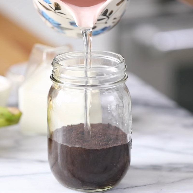 Bước 1 Pha và lọc cà phê Sinh tố cà phê chuối