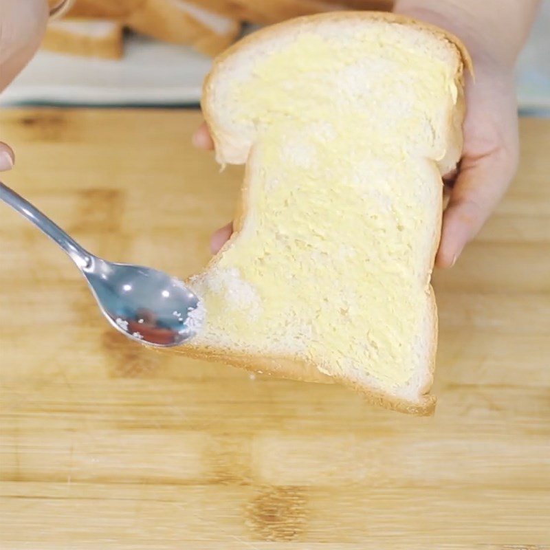 Bước 1 Phết bơ đường lên bánh Bánh mì bơ đường bằng nồi chiên không dầu