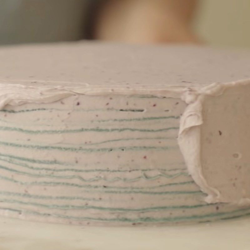 Bước 6 Phết kem và trang trí Bánh crepe ngàn lớp việt quất