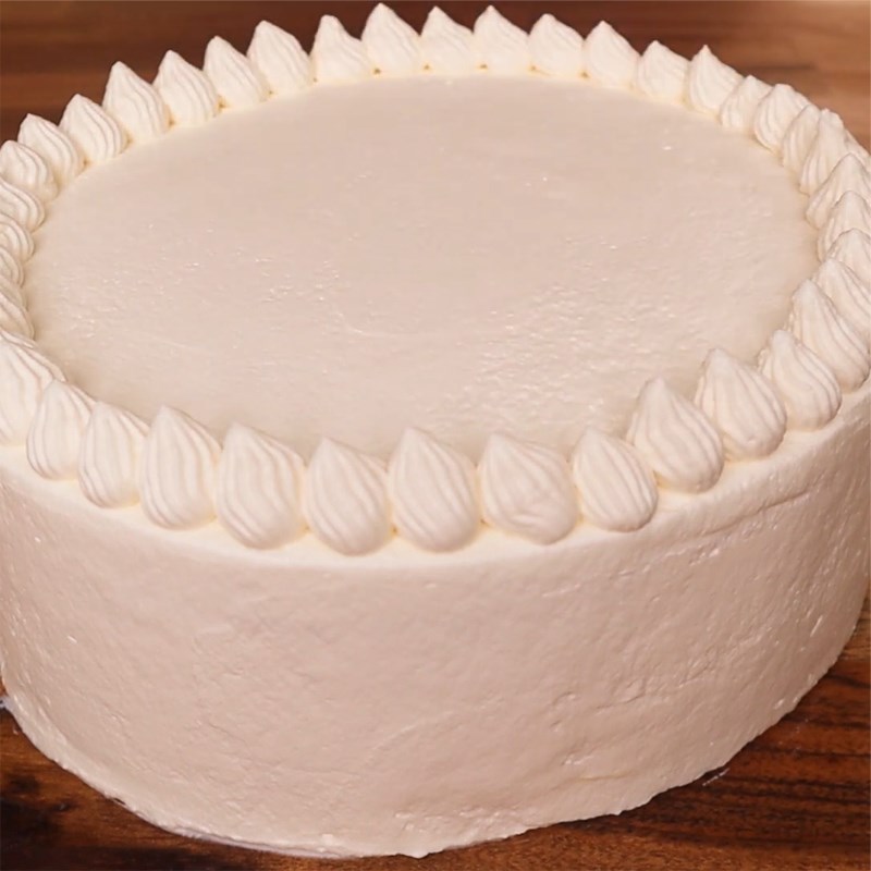 Bước 8 Phết kem và trang trí Bánh crepe ngàn lớp hoa hồng