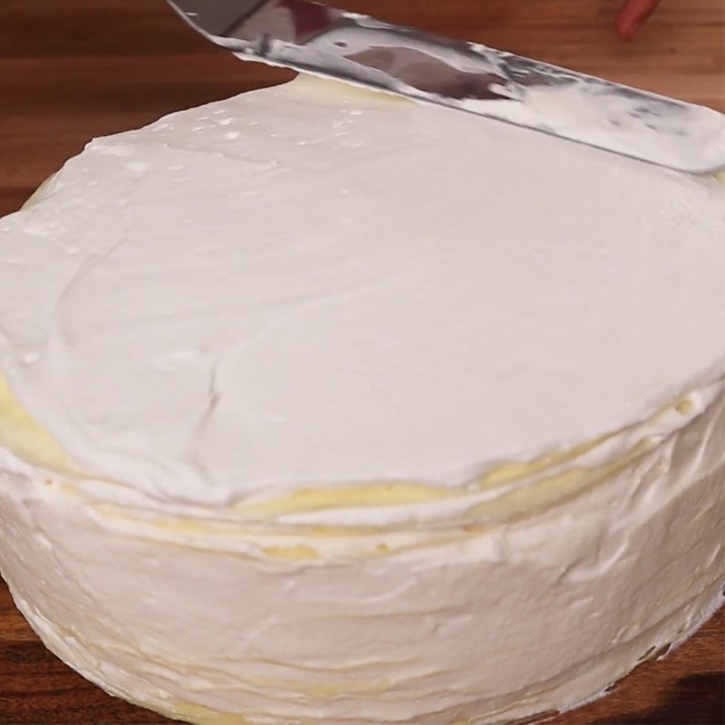 Bước 8 Phết kem và trang trí Bánh crepe ngàn lớp hoa hồng