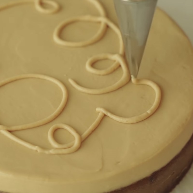 Bước 5 Phết kem và trang trí Cheesecake cà phê