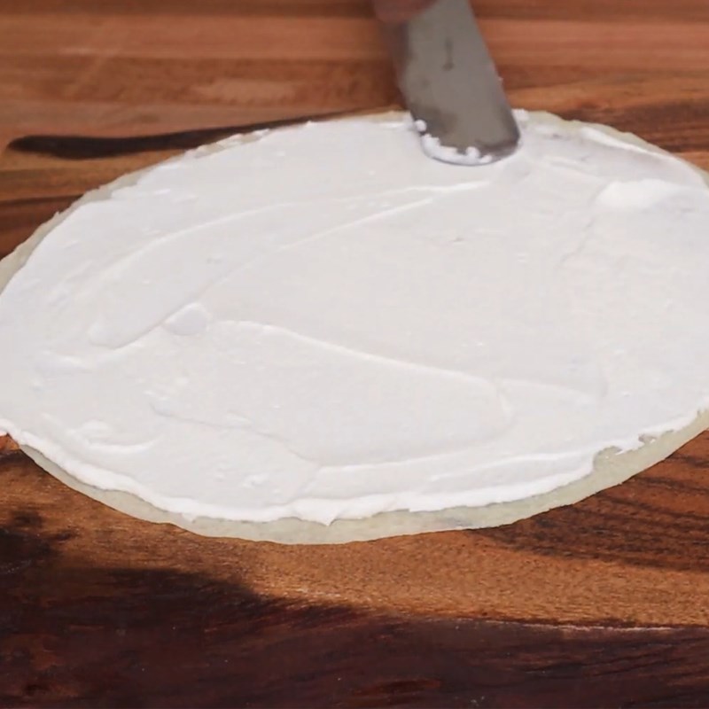 Bước 8 Phết kem và trang trí Bánh crepe ngàn lớp hoa hồng