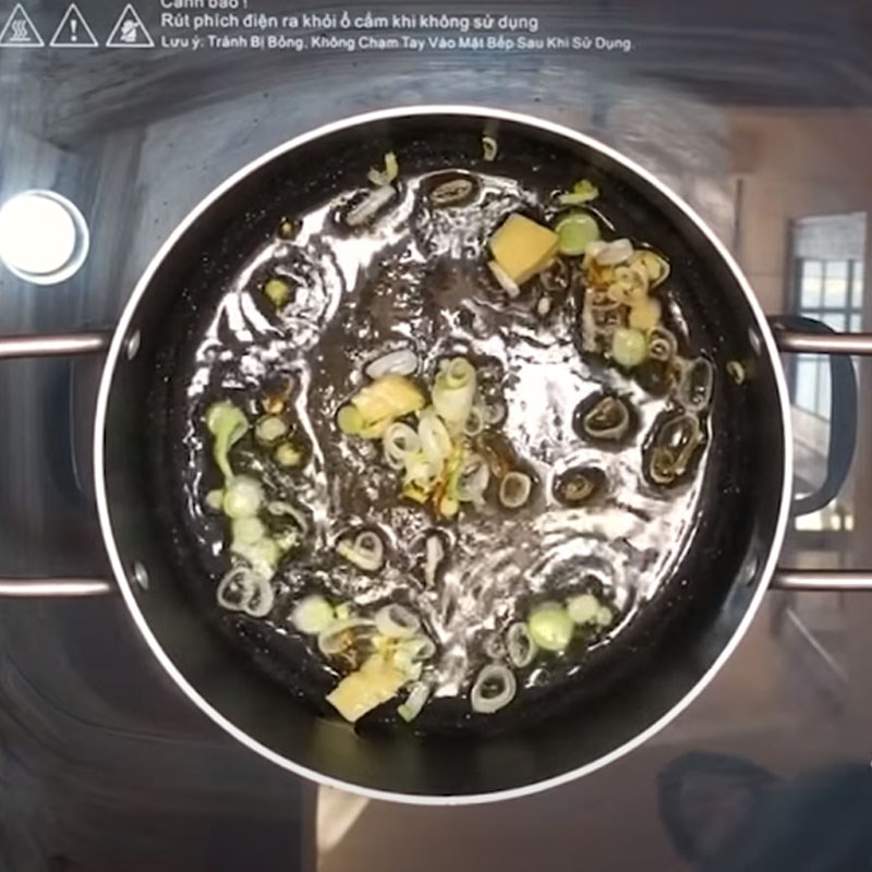 Bước 3 Phi gia vị Canh nghêu nấu rong biển