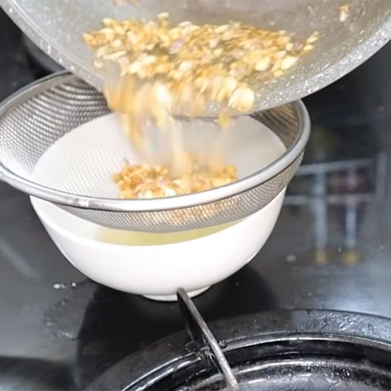 Bước 2 Phi hành tỏi Thịt ba chỉ rim nước mắm