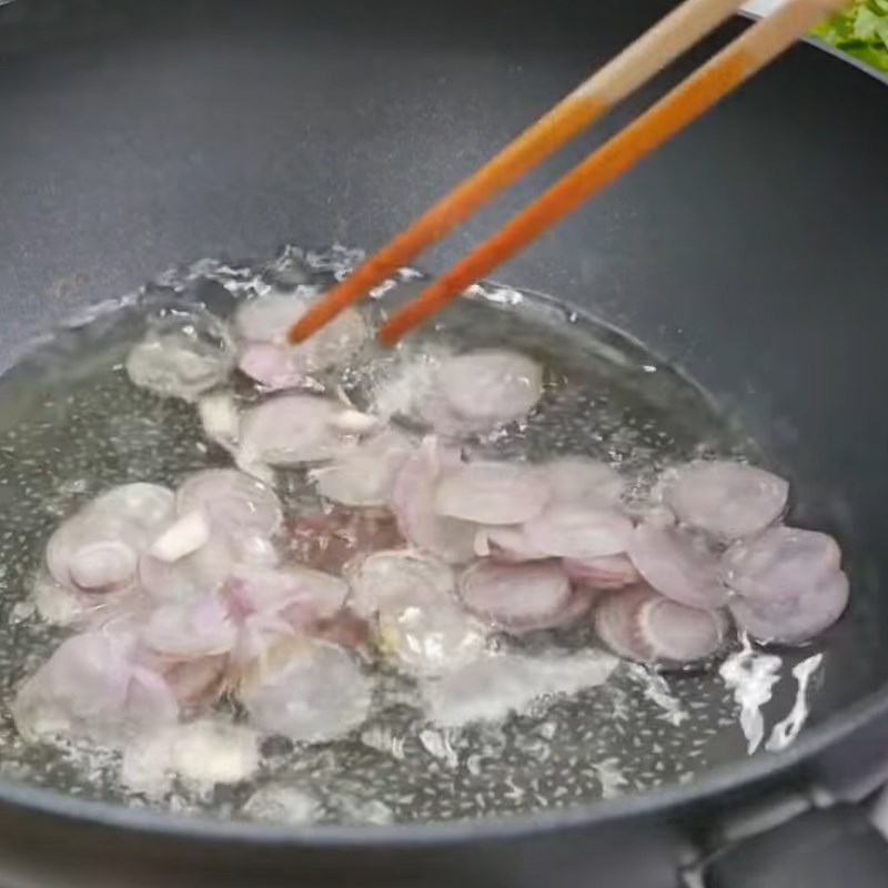 Bước 4 Phi thơm gia vị Gỏi bò rau răm