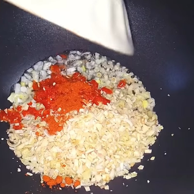 Bước 3 Phi thơm gia vị Sườn non chay kho sả ớt