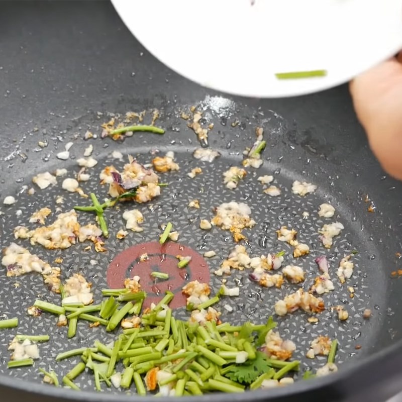 Bước 4 Phi thơm gia vị Gỏi bò rau răm