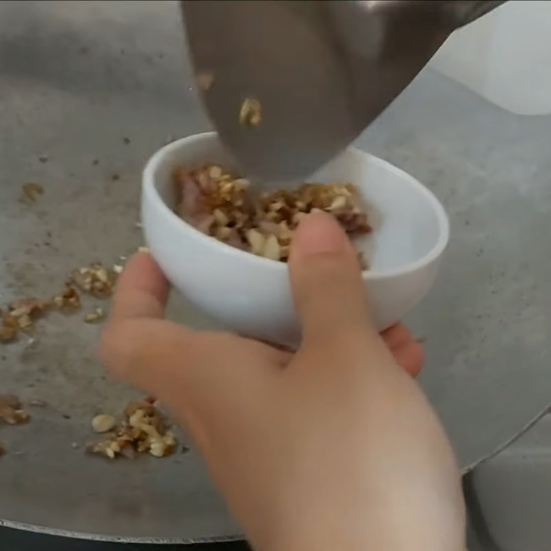 Bước 3 Phi thơm tỏi ớt Cá lóc hấp bắp cải