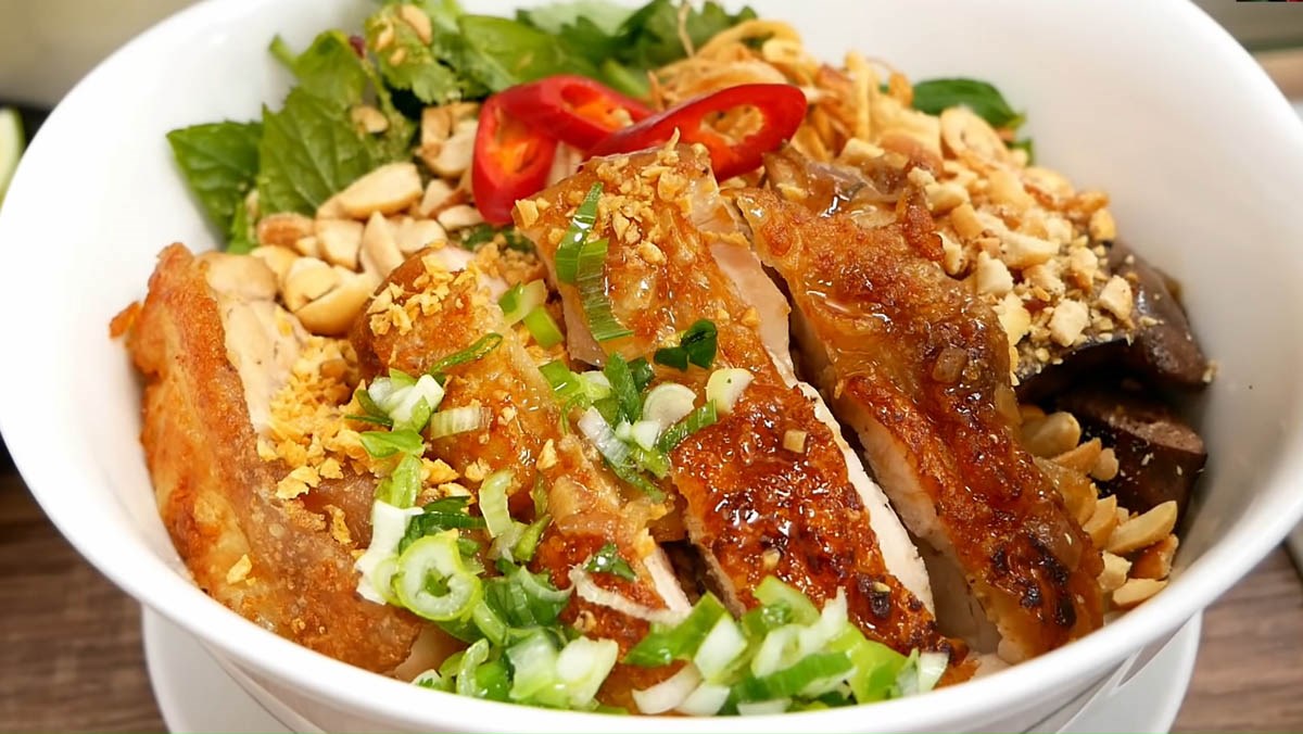 Phở gà trộn da giòn