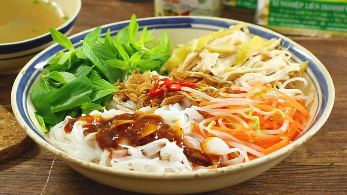 Phở gà trộn sa tế