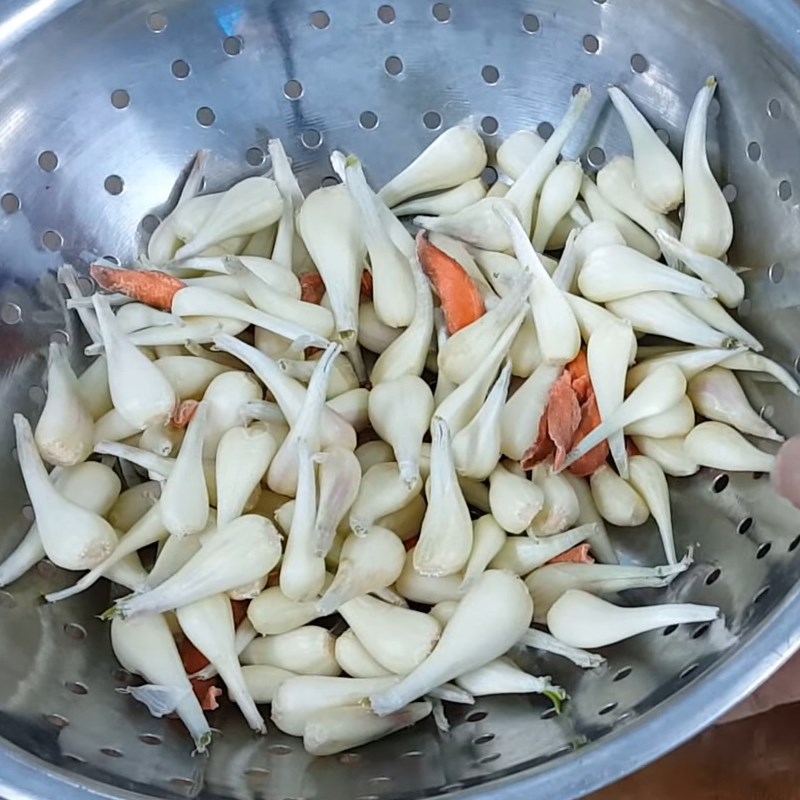 Bước 2 Phơi nắng củ kiệu Củ kiệu ngâm mắm