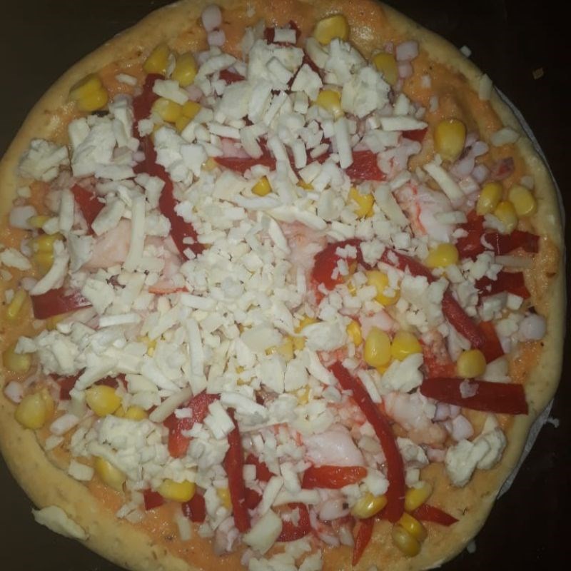 Bước 4 Phủ topping lên pizza Pizza hải sản phô mai (công thức được chia sẻ từ người dùng)
