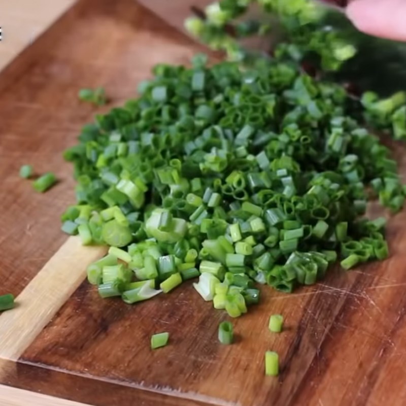 Bước 5 Sơ chế nguyên liệu ăn kèm Bột chiên bằng bột gạo xay