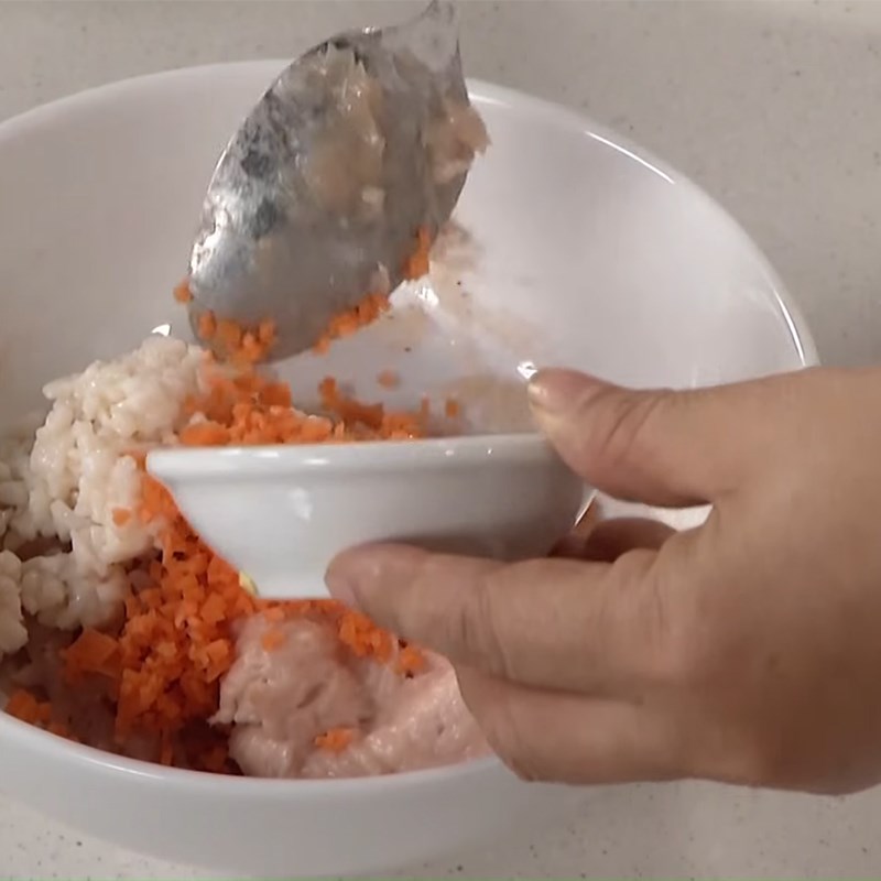 Bước 1 Quết chả cá Cá viên trứng cút chiên mè
