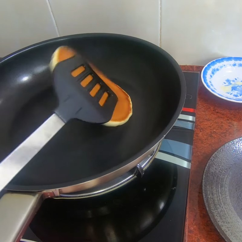 Bước 4 Rán bánh Bánh doremon nhân trứng sữa phô mai