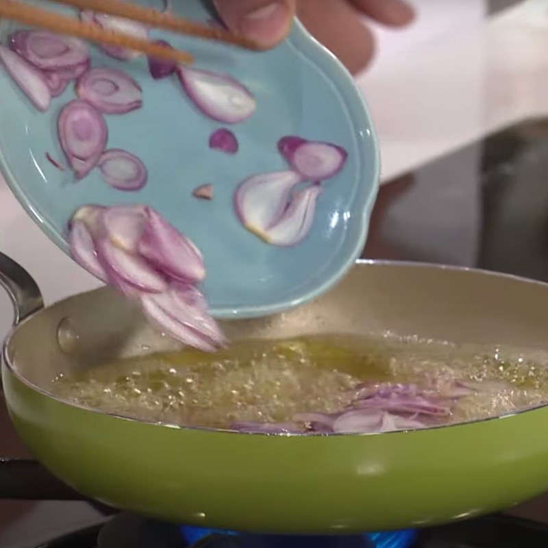 Bước 1 Rán mỡ gà và phi hành Xôi gà nướng