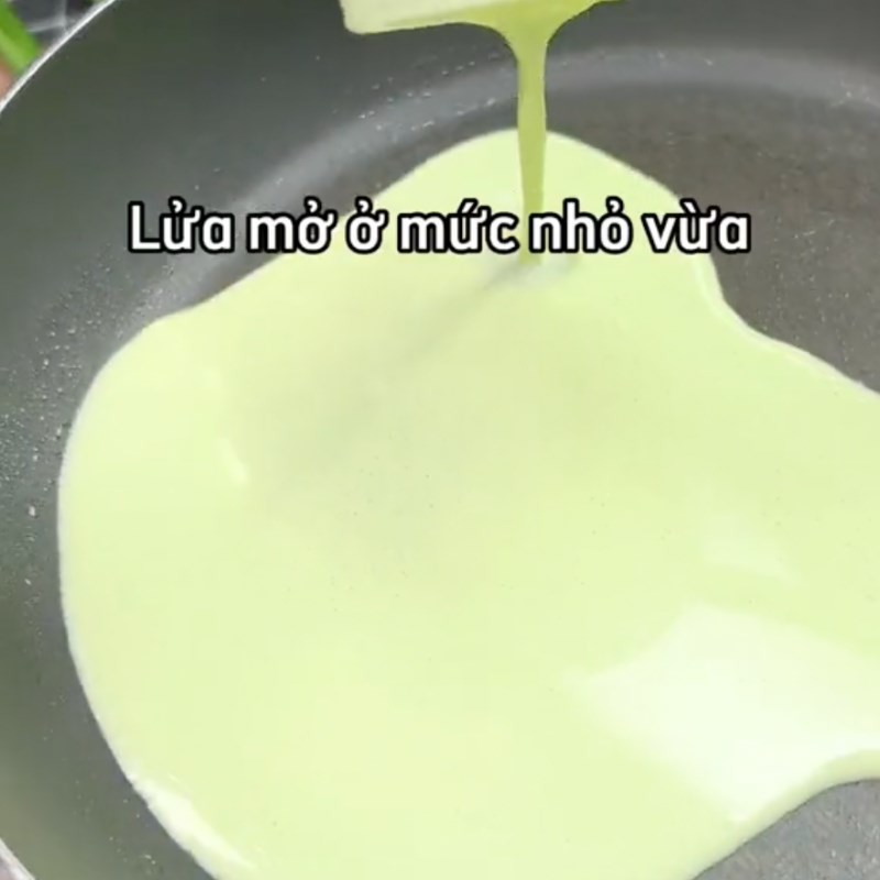 Bước 3 Rán vỏ bánh Bánh crepe cuộn sầu riêng (Công thức từ kênh tiktok Cách Nấu Ngon cùng Cách Nấu Ngon)