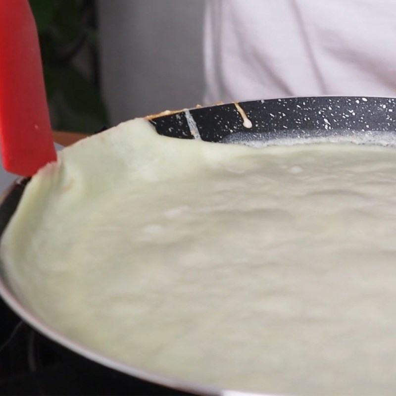 Bước 4 Rán vỏ bánh crepe Bánh crepe ngàn lớp hoa hồng