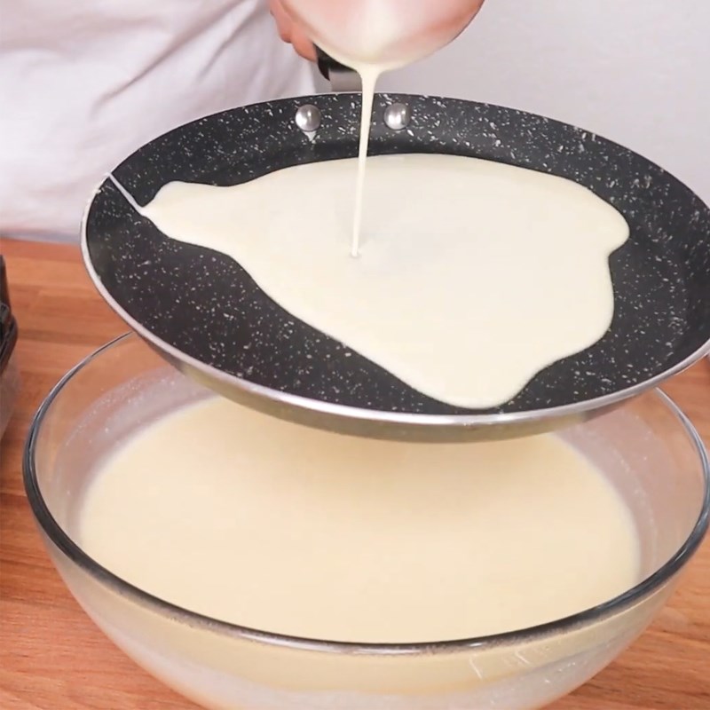 Bước 4 Rán vỏ bánh crepe Bánh crepe ngàn lớp hoa hồng