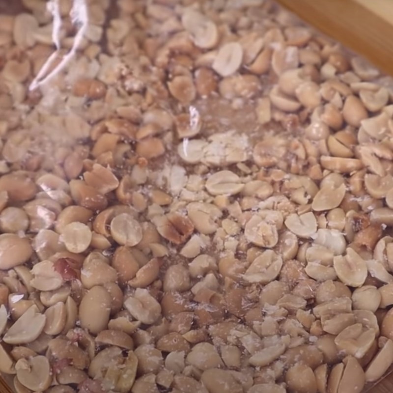 Bước 3 Rang đậu phộng Kem chuối trái cây