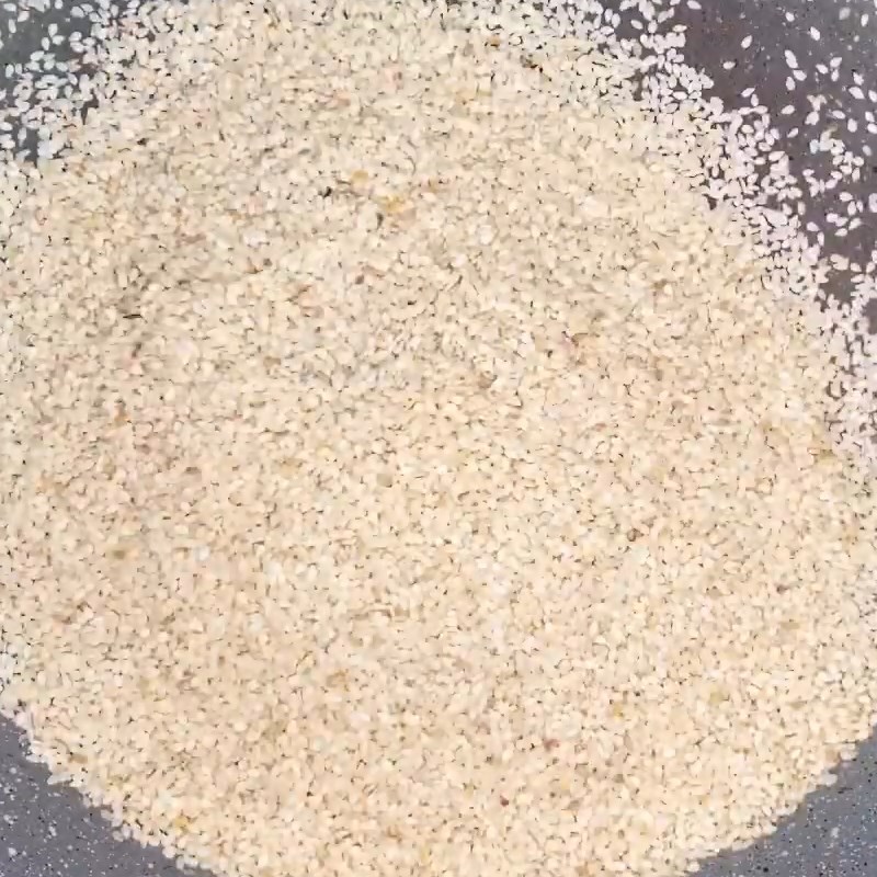 Bước 4 Rang đậu phộng và mè Kẹo chuối cuộn thơm