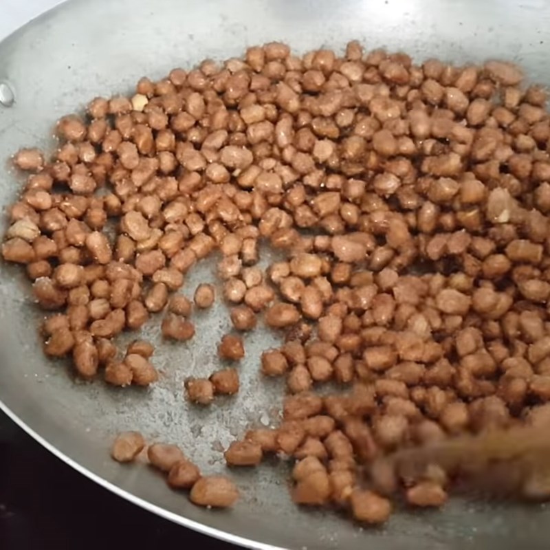 Bước 2 Rang đậu phộng với muối đường Đậu phộng rang muối đường