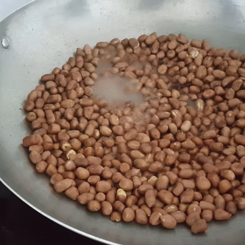 Bước 2 Rang đậu phộng với muối đường Đậu phộng rang muối đường