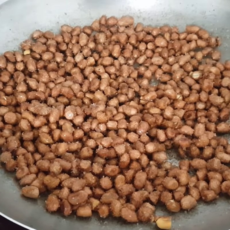 Bước 2 Rang đậu phộng với muối đường Đậu phộng rang muối đường