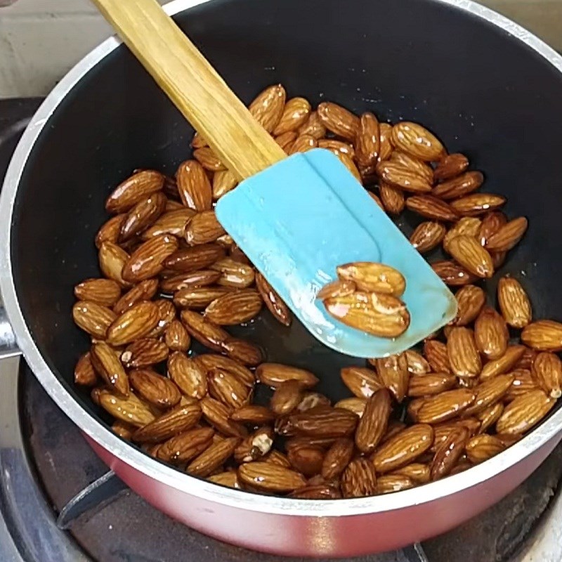 Bước 1 Rang hạnh nhân với dầu Hạnh nhân rang xóc muối