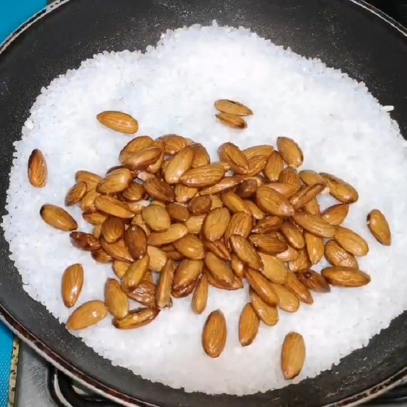 Bước 2 Rang hạnh nhân với muối Hạnh nhân rang muối