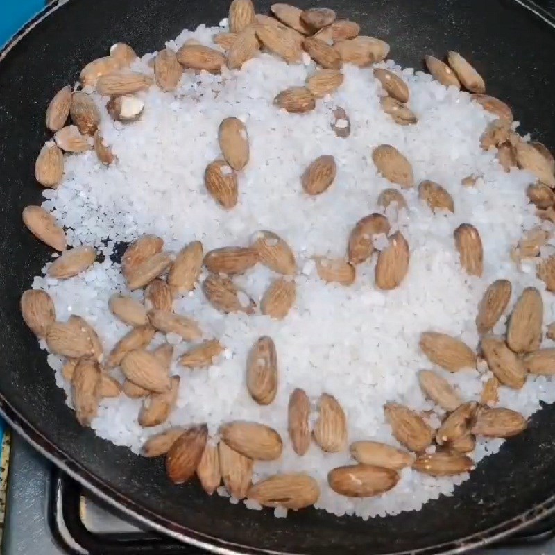 Bước 2 Rang hạnh nhân với muối Hạnh nhân rang muối