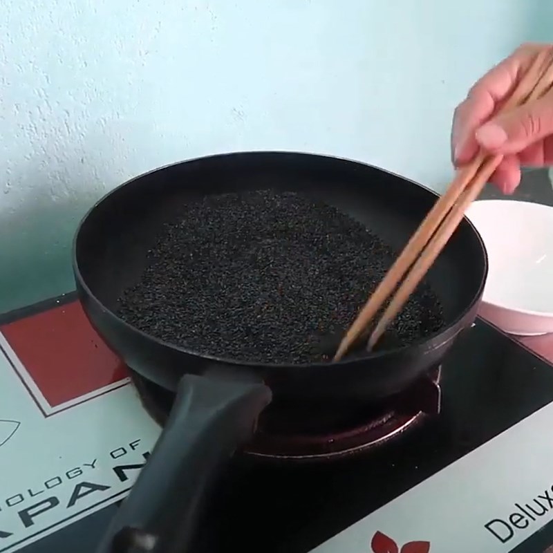 Bước 1 Rang mè đen Chè mè đen nước cốt dừa
