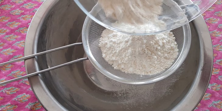 Bước 1 Rây bột Bánh bao bí đỏ