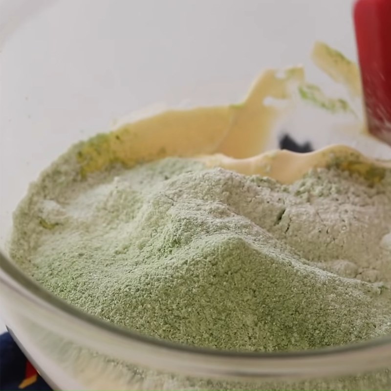 Bước 2 Rây, trộn bột bánh Tiramisu trà xanh