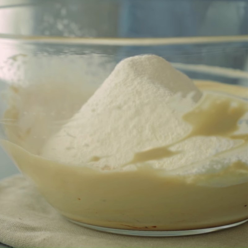 Bước 2 Rây và trộn bột Tiramisu kẹo đường dalgona