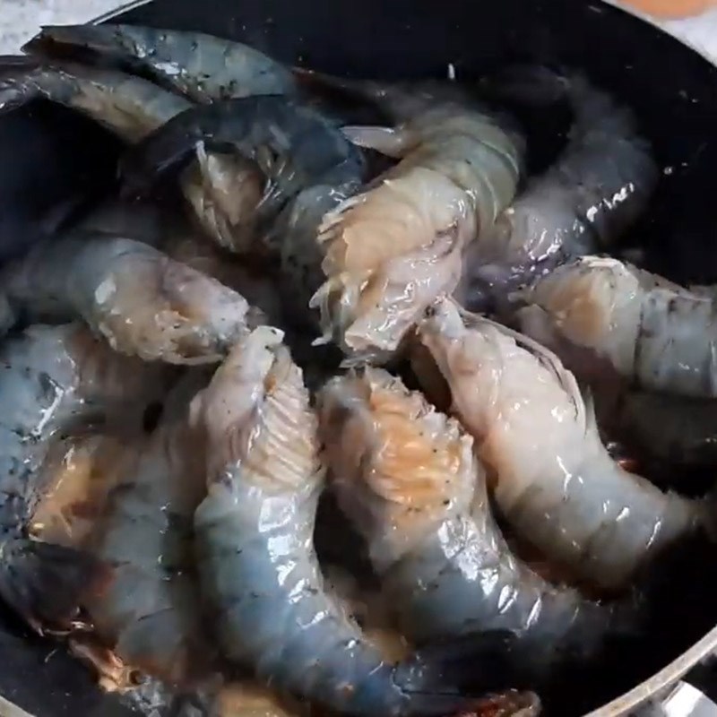 Bước 2 Rim tôm Tôm rim chua ngọt