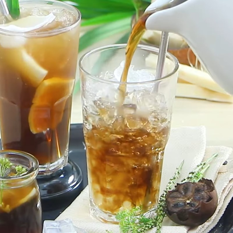 Bước 3 Rót nước sâm ra ly và thêm nước dừa Sâm dừa Cần Thơ