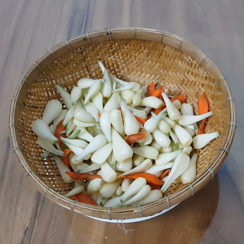 Bước 4 Rửa củ kiệu với giấm Củ kiệu ngâm mắm