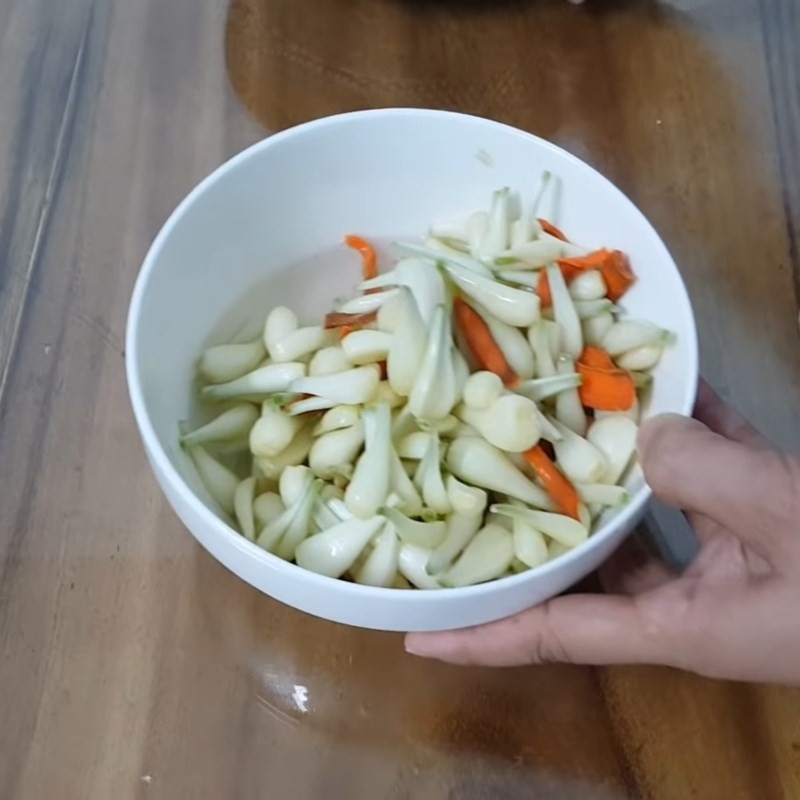 Bước 4 Rửa củ kiệu với giấm Củ kiệu ngâm mắm