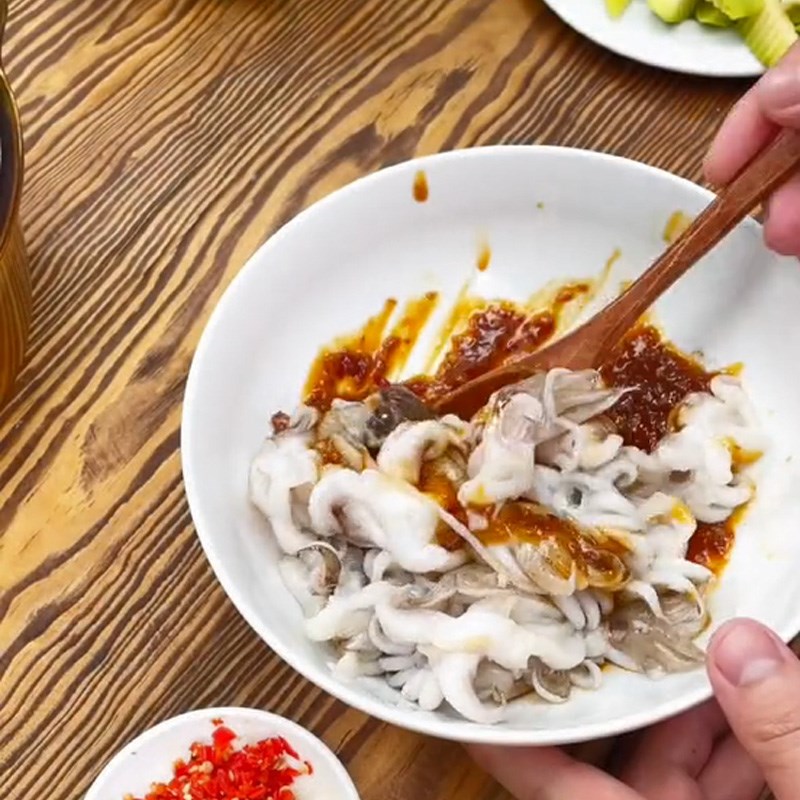 Bước 1 Rửa mực và ướp mực Mực nướng sa tế (Công thức được chia sẻ từ TikTok Cách Nấu Ngon cùng Cách Nấu Ngon)