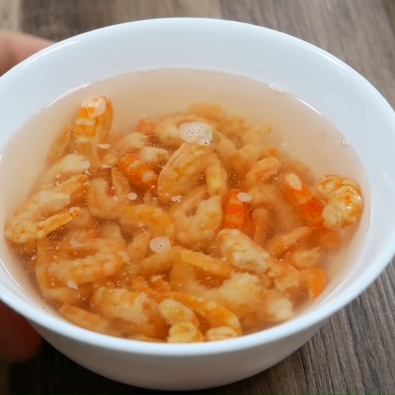 Bước 1 Rửa và ngâm tôm khô Gỏi xoài tôm khô