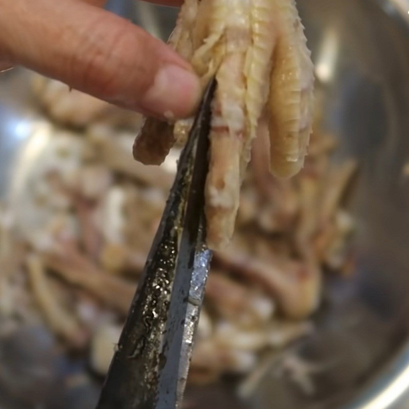 Bước 2 Rút xương chân gà Chân gà rút xương ngâm sả tắc