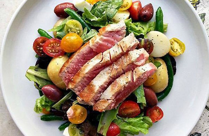 Salad cá ngừ sống